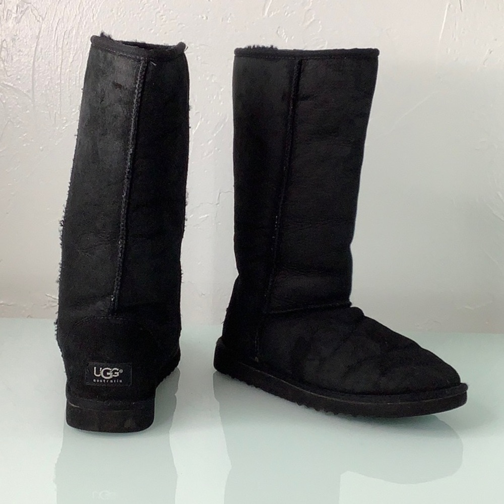 UGG Classic Tall Black leather sheepskin lined boots size 8 EUC